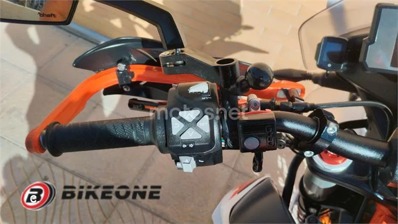 KTM 890 – Vista 8