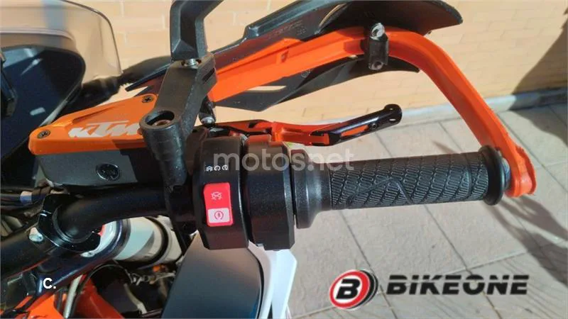 KTM 890 – Vista 9