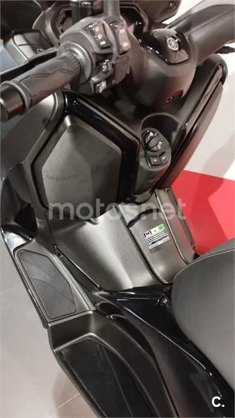 Yamaha XMAX 300 – Vista 16