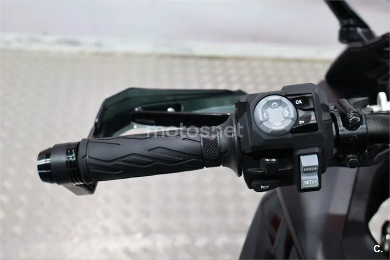 Suzuki GSX-S – Vista 8