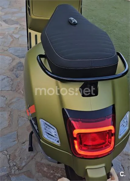 Vespa GTS 300 - Vista 10