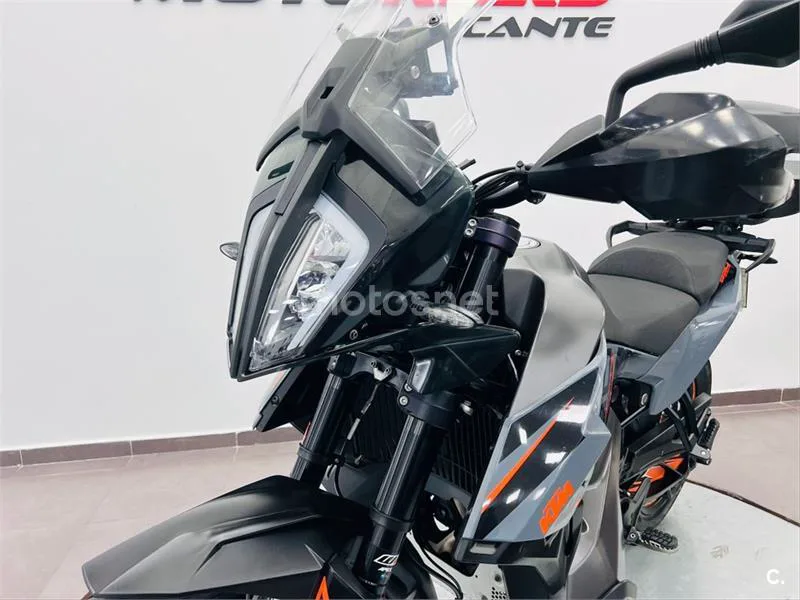 KTM 890 – Vista 14