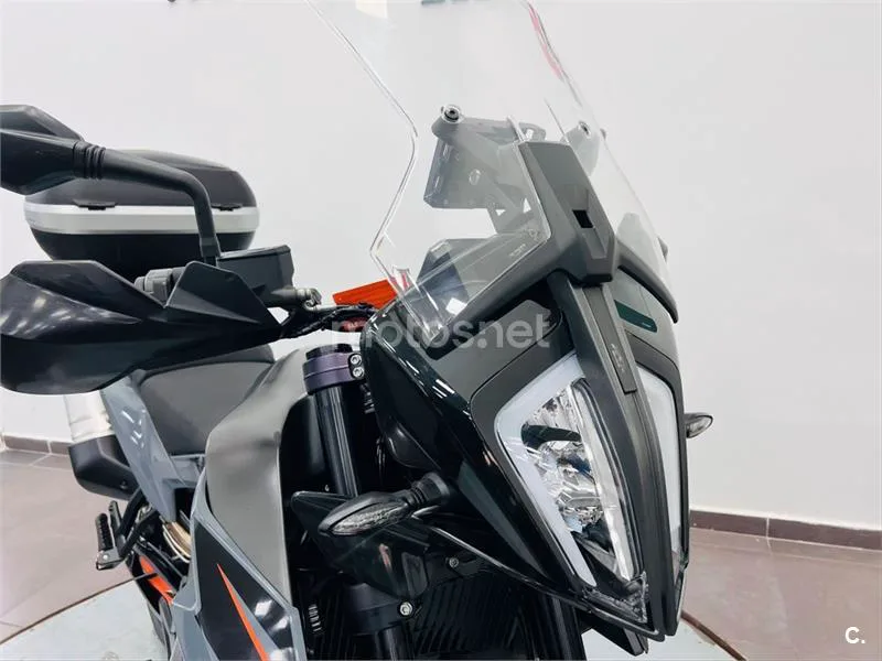 KTM 890 – Vista 16