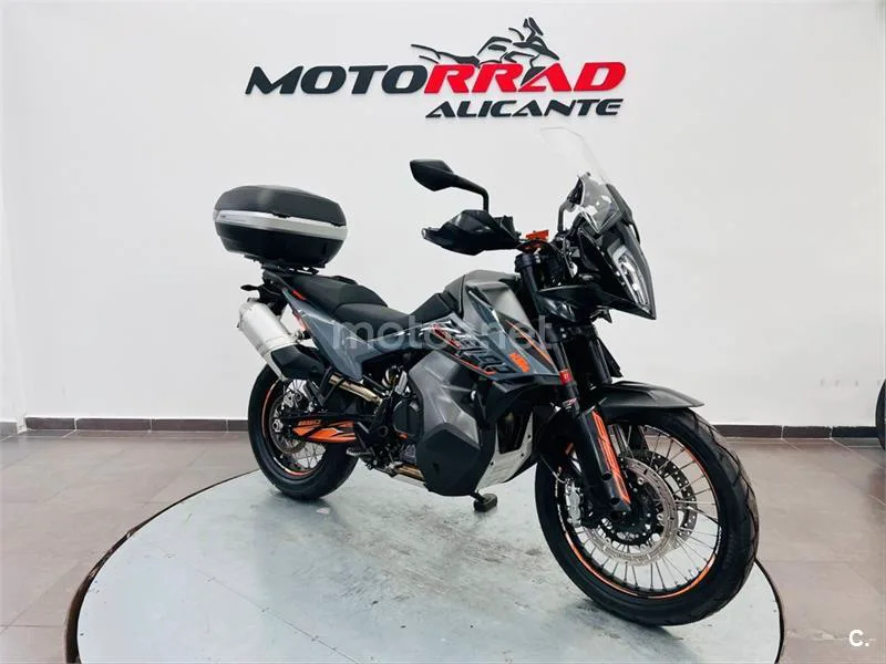 KTM 890 – Vista 17