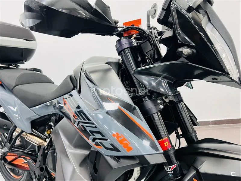 KTM 890 – Vista 20