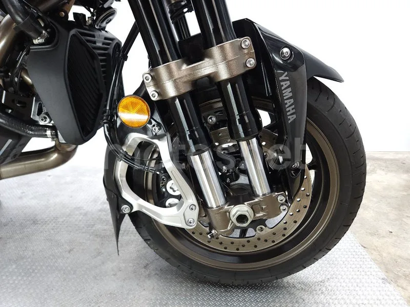 Yamaha Niken – Vista 11