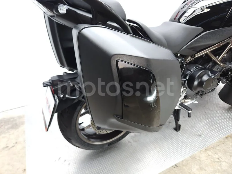 Yamaha Niken – Vista 13