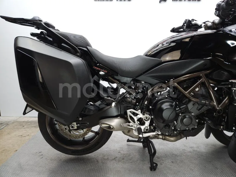 Yamaha Niken – Vista 5