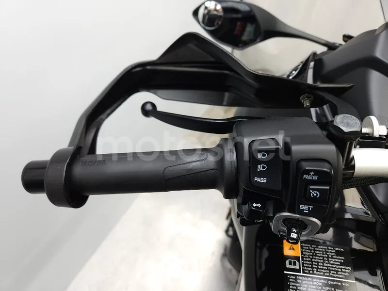Yamaha Niken – Vista 9