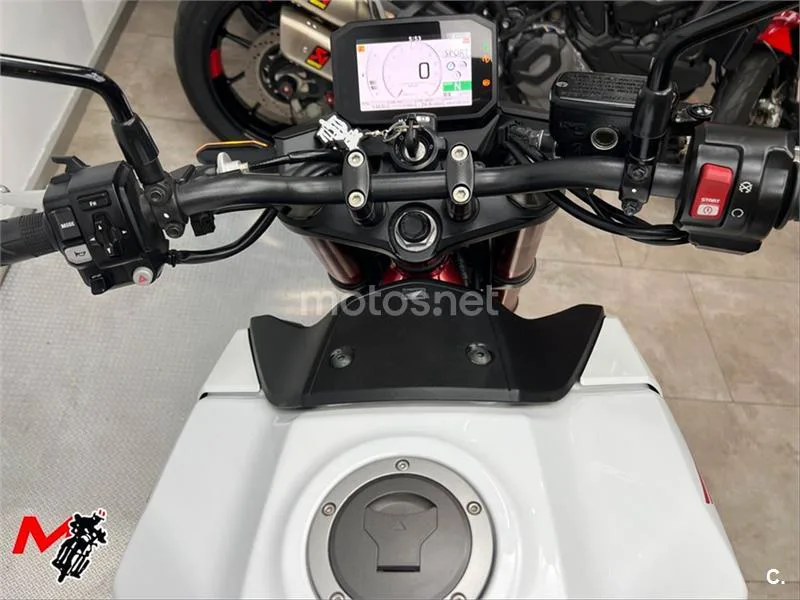 Honda CB 750 Hornet – Vista 8