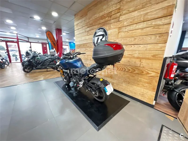 Yamaha Niken – Vista 13