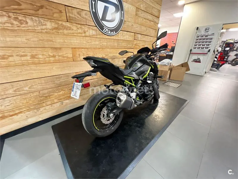 Kawasaki Z900 – Vista 14