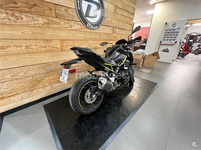 Kawasaki Z900 – Vista 17