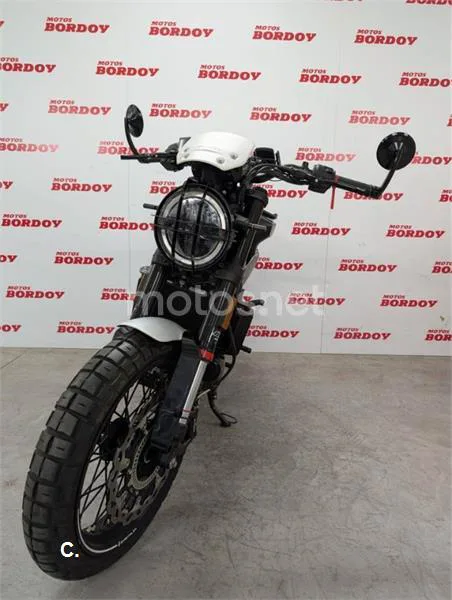 Husqvarna Svartpilen 401 – Vista 3
