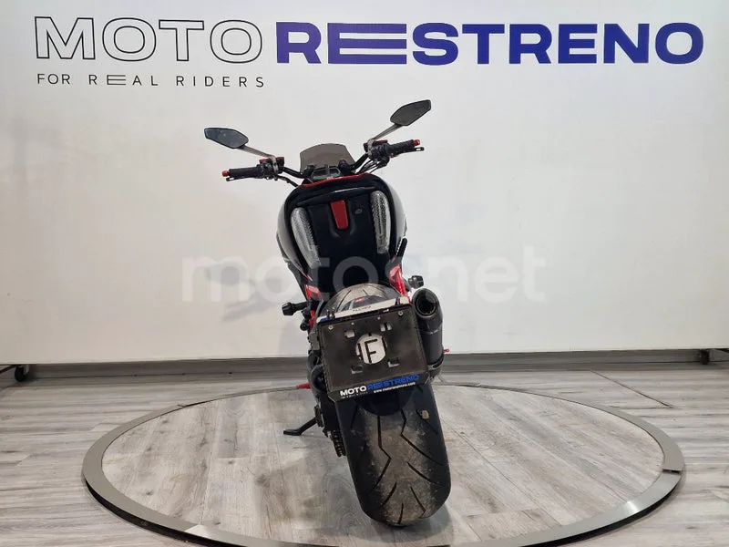 Ducati Diavel – Vista 9
