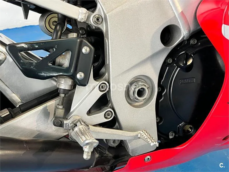 Suzuki GSX-R750 – Vista 13