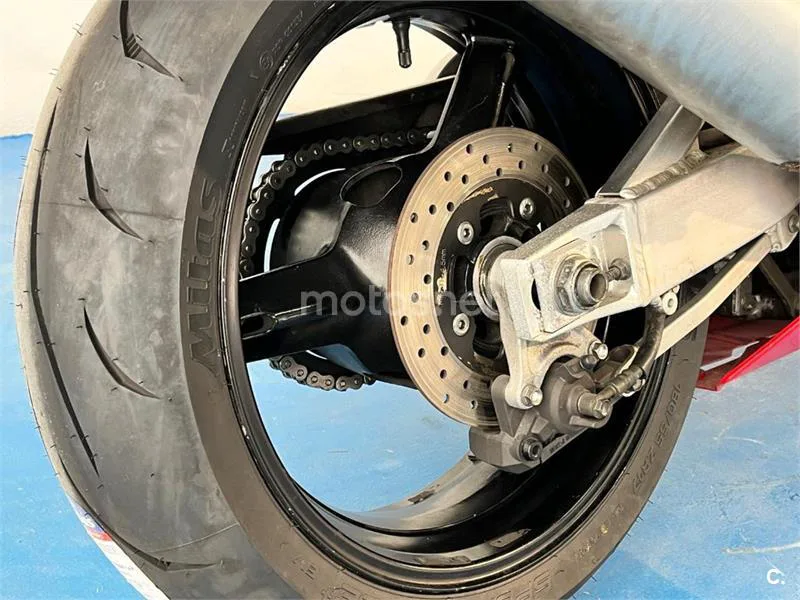 Suzuki GSX-R750 – Vista 15