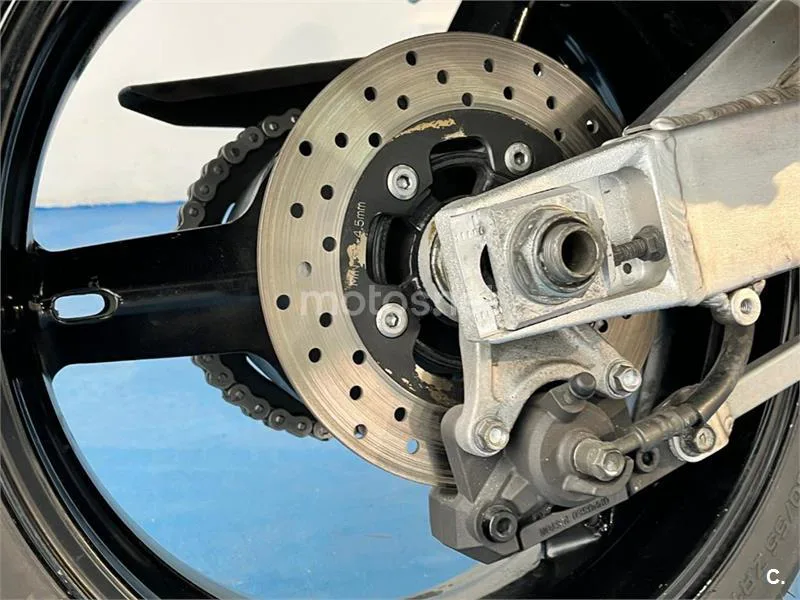 Suzuki GSX-R750 – Vista 16