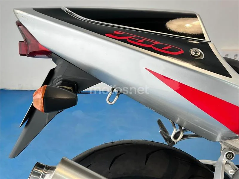 Suzuki GSX-R750 – Vista 18