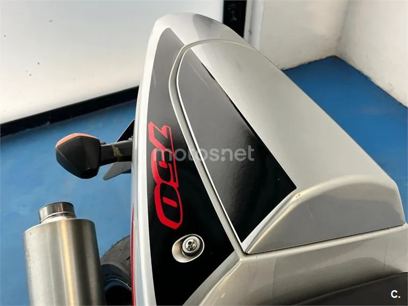 Suzuki GSX-R750 – Vista 19