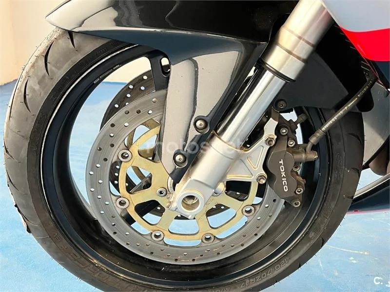 Suzuki GSX-R750 – Vista 26