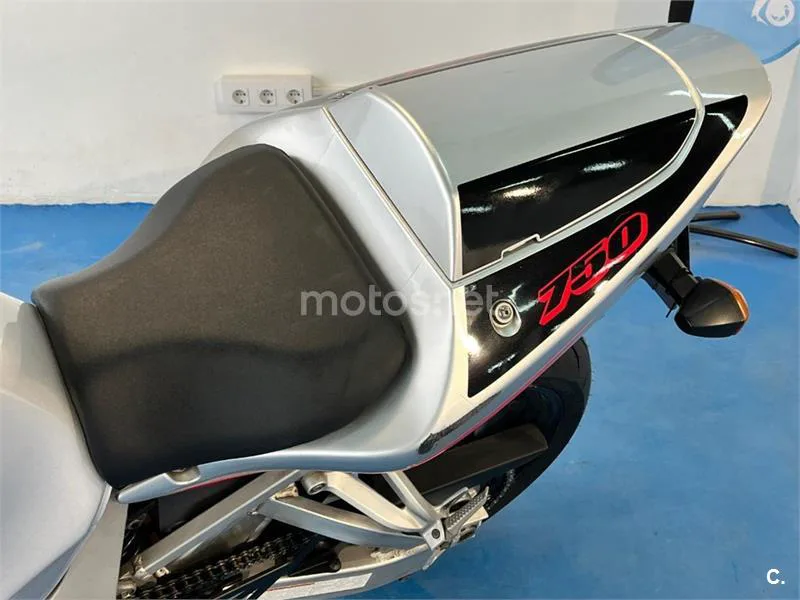 Suzuki GSX-R750 – Vista 32