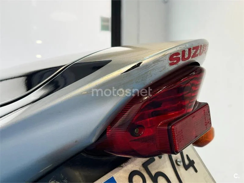 Suzuki GSX-R750 – Vista 35