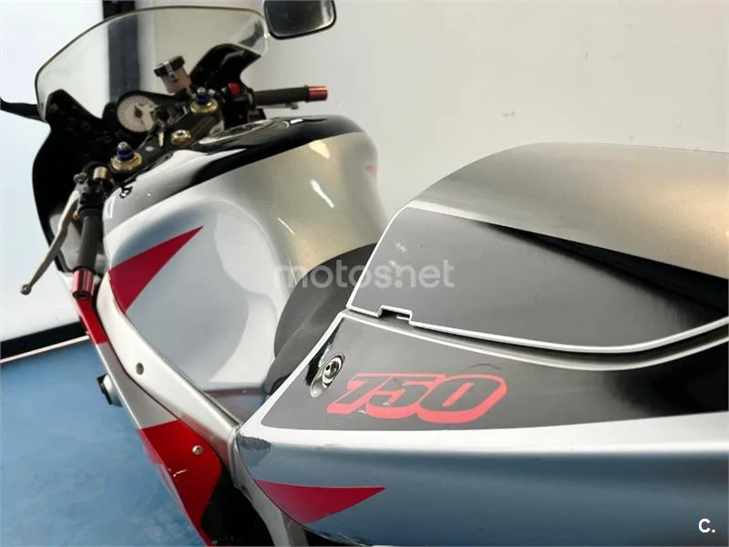 Suzuki GSX-R750 – Vista 42