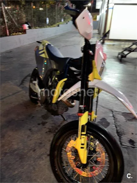Husqvarna 701 Supermoto – Vista 3