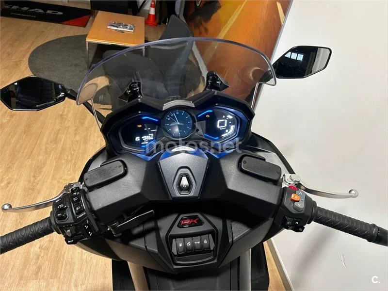 Kymco AK 550 – Vista 5