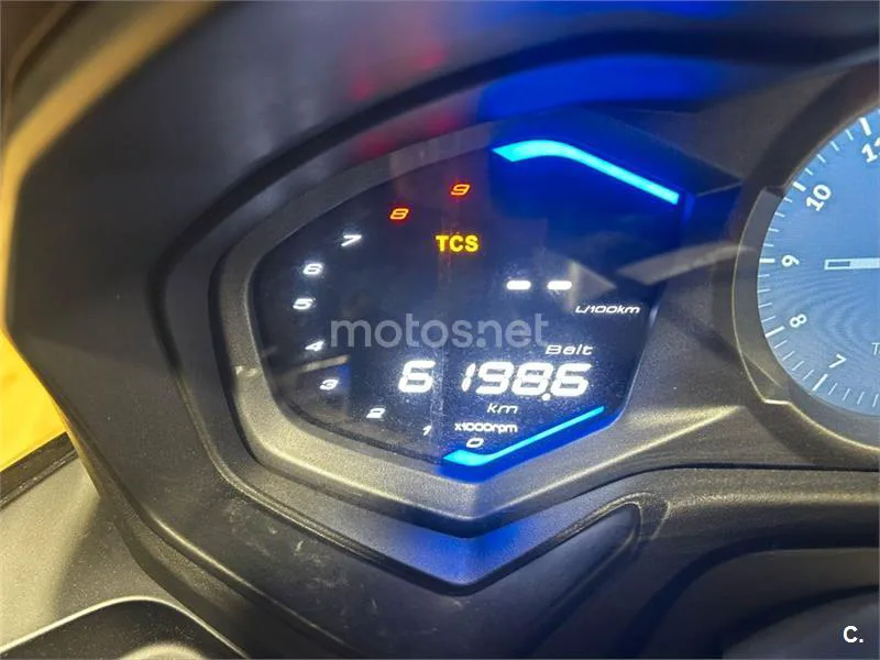 Kymco AK 550 – Vista 6