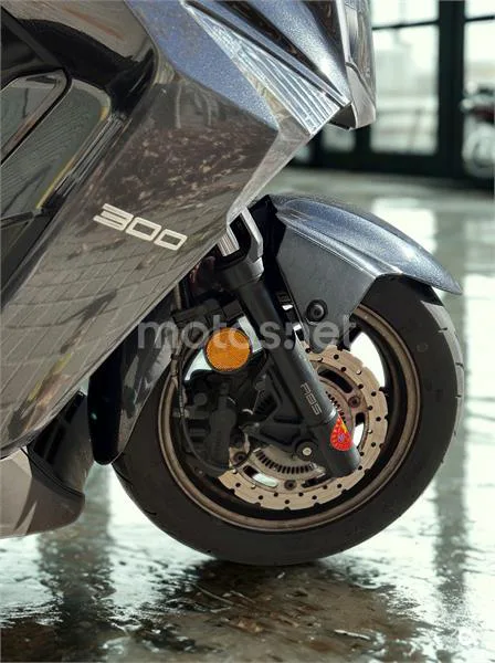 Kymco Grand Dink 300 – Vista 4