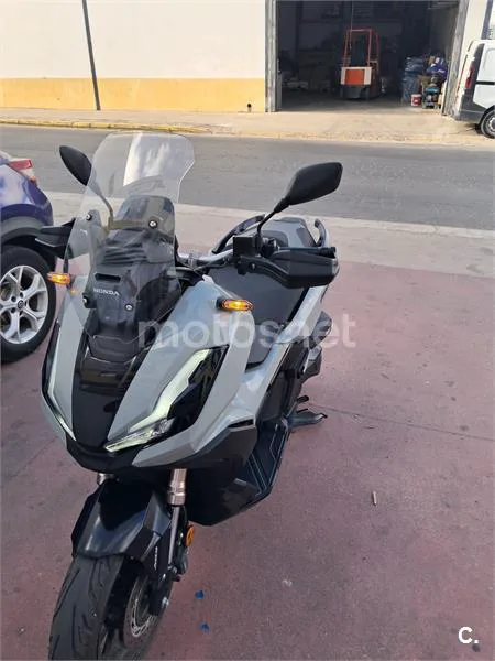 Honda ADV 350 – Vista 3