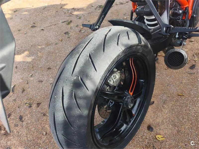 KTM 1290 Super Duke R – Vista 4