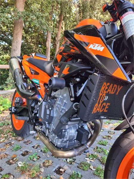 KTM 890 – Vista 2