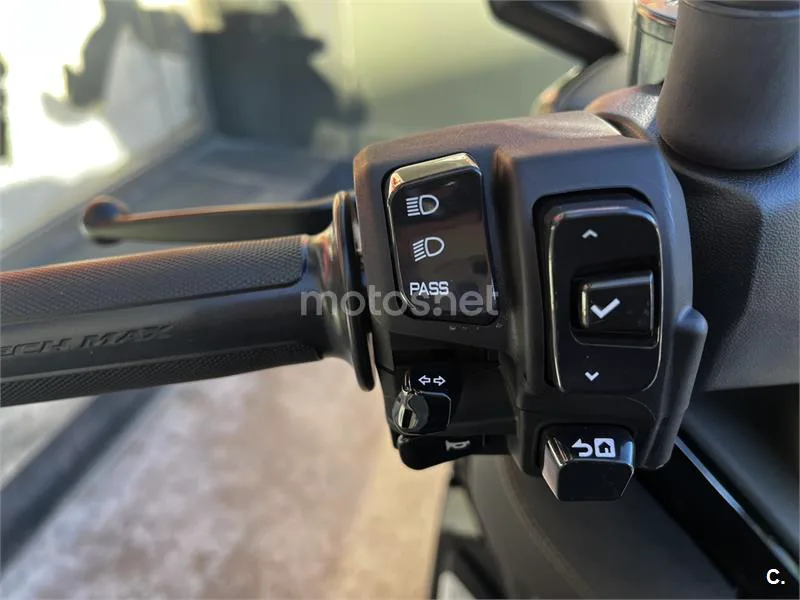 Yamaha XMAX 300 – Vista 7