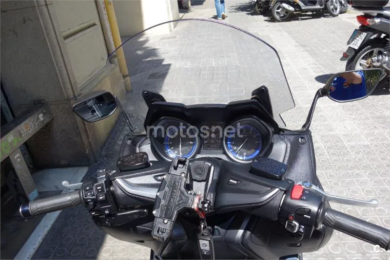 Yamaha TMAX – Vista 11