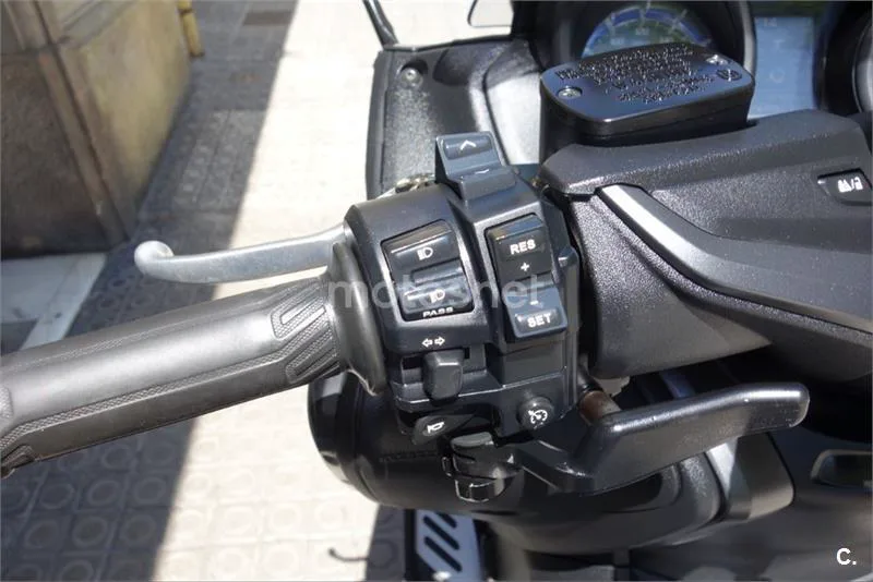 Yamaha TMAX – Vista 12