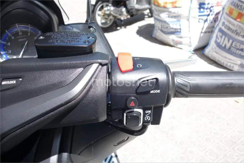 Yamaha TMAX – Vista 13