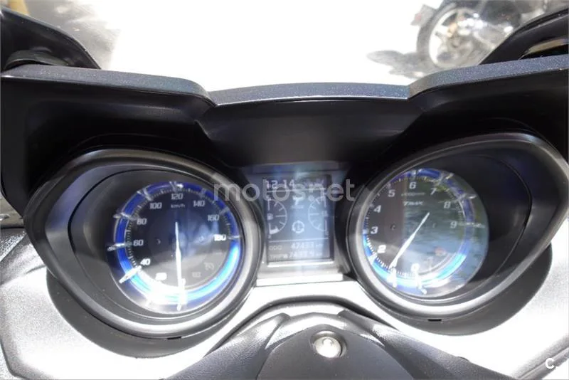 Yamaha TMAX – Vista 15