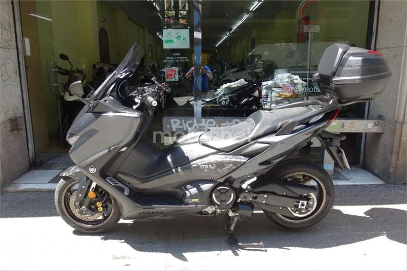 Yamaha TMAX – Vista 32