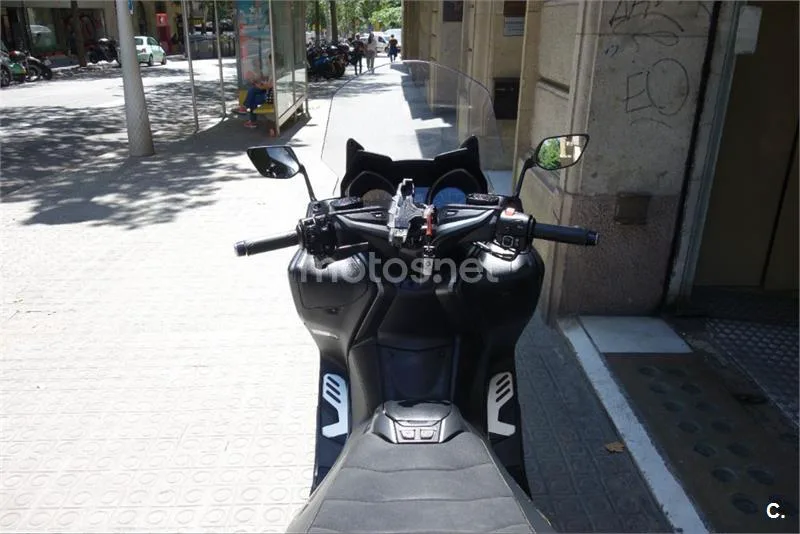 Yamaha TMAX – Vista 36
