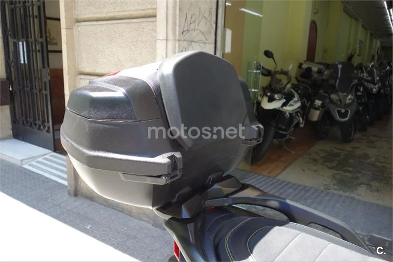 Yamaha TMAX – Vista 9