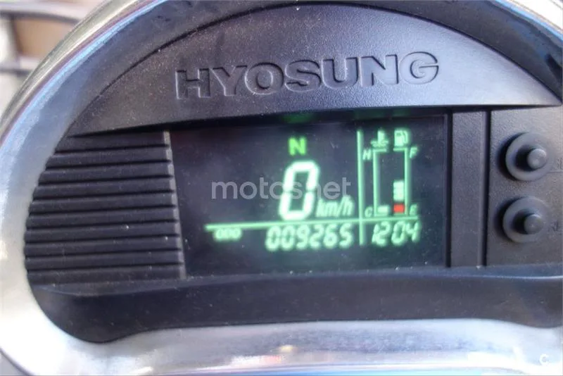 Hyosung Aquila GV 650 – Vista 8