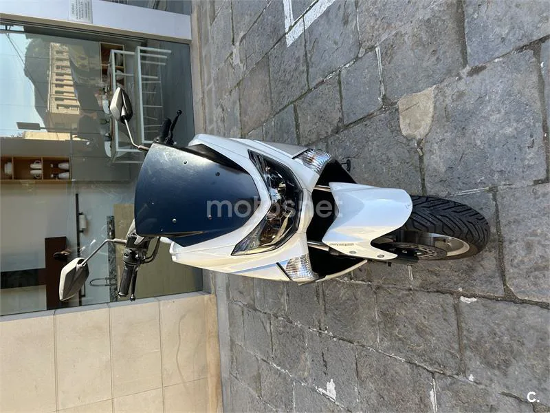 Yamaha NMAX – Vista 9