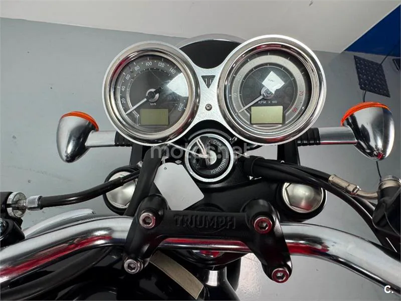 Triumph Bonneville – Vista 11
