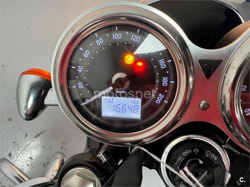 Triumph Bonneville – Vista 12