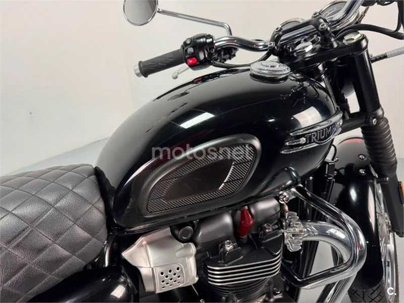 Triumph Bonneville – Vista 9