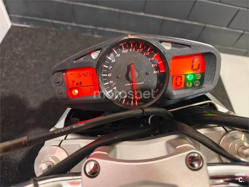 Suzuki GSR 600 – Vista 8