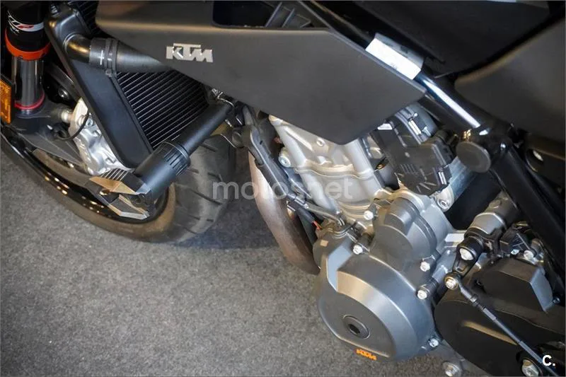 KTM 890 – Vista 12